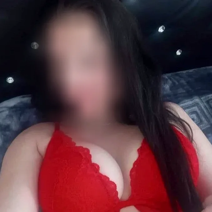 Amina, 35
