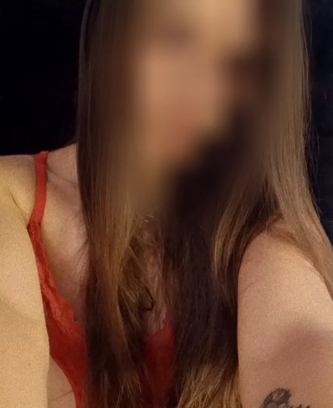 Amina, 25
