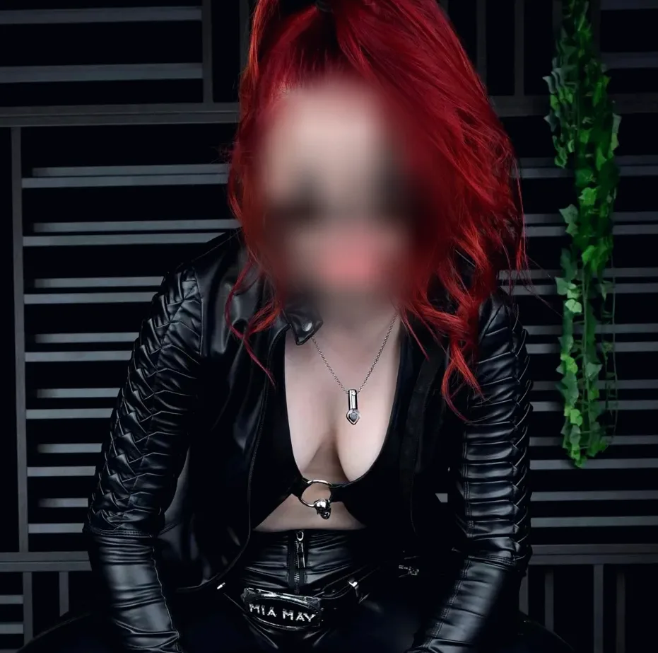 Jenni, 24