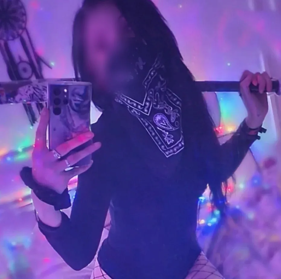 Sari, 28